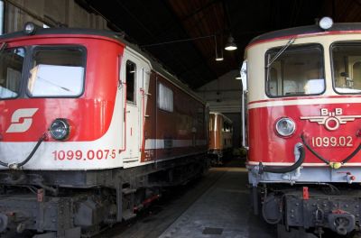 Ein Blick zwischen den beiden Loks im Sonderanstrich hindurch offenbart eine versteckte Überraschung.
Schlüsselwörter: St. Pölten Alpenbahnhof , 1099