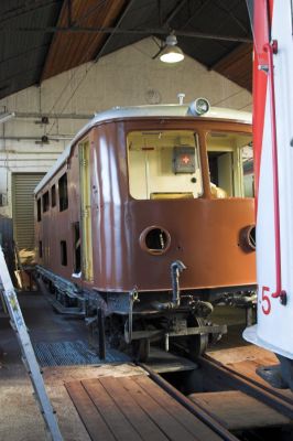 Der braune Fahrzeugkasten der 1099 013 im hintersten Winkel der Fahrzeugremise.
Schlüsselwörter: St. Pölten Alpenbahnhof , 1099