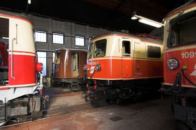 Vier Loks in drei verschiedenen Lackvarianten
Schlüsselwörter: St. Pölten Alpenbahnhof , 1099