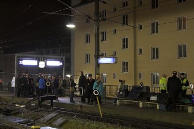 Die Uhrzeit beweist: Es ist kein gewöhnlicher Tag auf der Mariazellerbahn. Es ist 04:20. Die Fahrgäste für den zweiten Pilgerzug des Tages zum Papstbesuch in Mariazell haben sich am Bahnsteig von St. Pölten Hauptbahnhof eingefunden.
Schlüsselwörter: Mariazellerbahn , MzB ,  Papstbesuch , St. Pölten