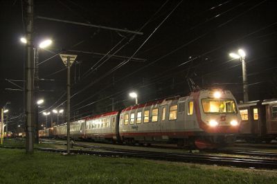 Triebwagen 4090 001-1 als Teil einer hell erleuchteten vierteiligen Garnitur. Sie wird bis Ober Grafendorf die 1099 010-9 vorgespannt haben.
Schlüsselwörter: Mariazellerbahn , MzB ,  Papstbesuch , St. Pölten , 4090