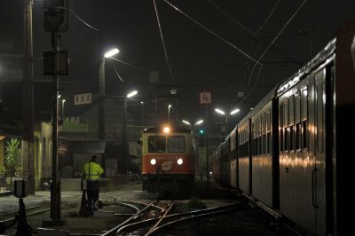 1099 004-2 wird die erste 1099-Doppeltraktion des Tages anführen. Sie wird St. Pölten noch bei Dunkelheit verlassen.
Schlüsselwörter: Mariazellerbahn , MzB , 1099 , Papstbesuch ,  St. Pölten