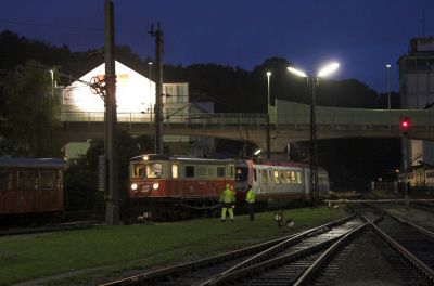 Der vierteilige 4090 mit Vorspannlok 1099 010-9 an der Einfahrt zum Alpenbahnhof. Offenbar wurde überlegt, die 1099 schon hier wieder abzuhängen, doch nach einem kurzen Aufenthalt an der Abzweigweiche zur Traktion entschied man sich, die Lok am Zug zu lassen.
Schlüsselwörter: Mariazellerbahn , MzB ,  Papstbesuch , St. Pölten , 1099 , 4090