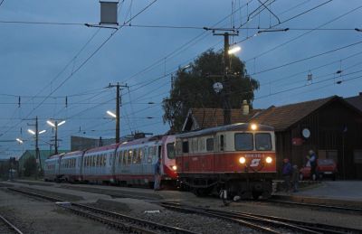 Trennung der Vorspannlok vom Triebwagenzug in Ober Grafendorf
Schlüsselwörter: Mariazellerbahn , MzB ,  Papstbesuch , 1099 , 4090 , Ober Grafendorf