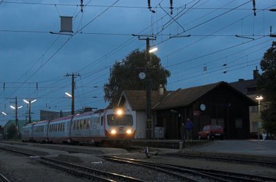 Vierteiliger 4090 als Pilgersonderzug im Morgengrauen in Ober Grafendorf
Schlüsselwörter: Mariazellerbahn , MzB ,  Papstbesuch , 4090 , Ober Grafendorf