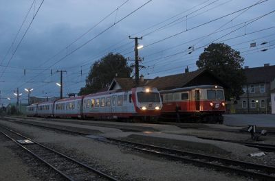 Die Vorspannlok 1099 010-9 nimmt am Gleis neben dem Triebwagen Aufstellung. Sie wird dann später am Schluss des nächsten Zuges nach Laubenbachmühle mitgenommen.
Schlüsselwörter: Mariazellerbahn , MzB , 1099 , 4090 , Papstbesuch , Ober Grafendorf