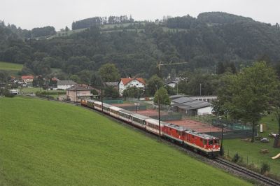 Diesel-Doppeltraktion bei Rabenstein. Am Zugschluss wird 1099 010-9 mitgenommen.
Schlüsselwörter: Mariazellerbahn , MzB , 2095 , 1099 , Papstbesuch , Rabenstein