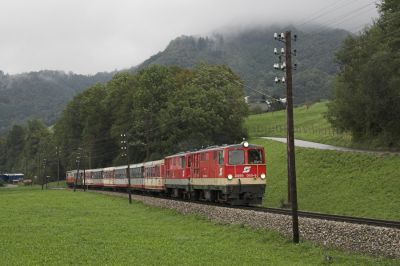 Zwei 2095 vor Kirchberg an der Pielach, der Gaisbühel, sonst beliebter Hintergrund an dieser Stelle, ist wolkenverhangen.
Schlüsselwörter: Mariazellerbahn , MzB , 2095 , Papstbesuch , Kirchberg