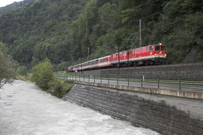 Pilgersonderzug mit Doppeltraktion 2095 vor Schwarzenbach. Das Hochwasser der letzten Tage ist bereits abgeflossen, die Pielach führt aber immer noch eine beachtliche Menge Wasser.
Schlüsselwörter: Mariazellerbahn , MzB , 2095 , Papstbesuch , Schwarzenbach