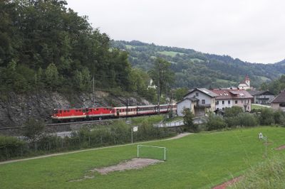 Das Diesel-Doppelgespann läßt den Ort Frankenfels hinter sich.
Schlüsselwörter: Mariazellerbahn , MzB , 2095 , Papstbesuch , Frankenfels