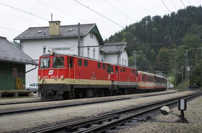 Der Pilgerzug mit den beiden 2095 ist in Laubenbachmühle angekommen.
Schlüsselwörter: Mariazellerbahn , MzB , 2095 , Papstbesuch , Laubenbachmühle