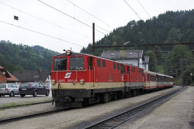 2095 006-9 und 2095 011-9 im Bahnhof Laubenbachmühle
Schlüsselwörter: Mariazellerbahn , MzB , 2095 , Papstbesuch , Laubenbachmühle