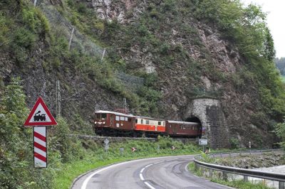 Der für viele interessanteste Zug des Tages, eine zwölfteilige braune Garnitur, geführt vom "Ötscherbären" 1099 013-3 beim Natterstunnel.
Schlüsselwörter: Mariazellerbahn , MzB , 1099 , Papstbesuch , Ötscherbär , Natterstunnel