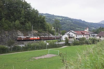 Der "Ötscherbär" hinter Frankenfels, aufgenommen von der Straße oberhalb des Sportplatzes.
Schlüsselwörter: Mariazellerbahn , MzB , 1099 , Papstbesuch , Ötscherbär , Frankenfels