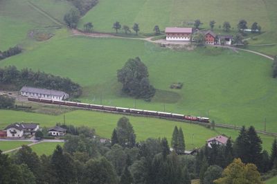 Der Zug gebildet aus zwölf braunen Vierachsern, darunter die Panoramic- und Ötscherbär-Waggons, verläßt den Bahnhof Laubenbachmühle. Aufnahmestandort ist der Bahnhof Winterbach.
Schlüsselwörter: Mariazellerbahn , MzB , 1099 , Papstbesuch , Ötscherbär , Laubenbachmühle