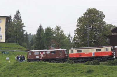 Bei Winterbach haben sich einige Fotografen versammelt, um den Ötscherbären auf seiner ersten großen Fahrt abzulichten.
Schlüsselwörter: Mariazellerbahn , MzB , 1099 , Papstbesuch , Ötscherbär , Winterbach