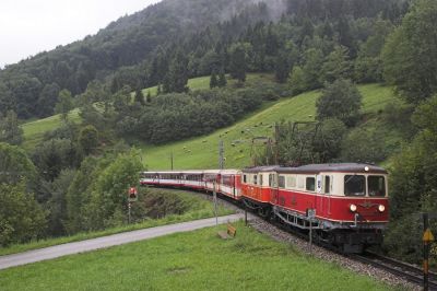 Die dritte und letzte 1099-Doppeltraktion des Tages auf der mittleren Ebene der Nordrampe kurz vor der ehemaligen Ausweichstelle Ober Buchberg.
Schlüsselwörter: Mariazellerbahn , MzB , 1099 , Papstbesuch , Nordrampe