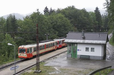 Während die frommen Fahrgäste in Mariazell den Worten des Pontifex Maximus lauschen, begibt sich der Verfasser dieser Zeilen auf ein ganz profanes Mittagessen und ist prompt rechtzeitig zur ersten Talfahrt in Puchenstuben. Als erste kehren die 5090 aus Pinzgau und Ybbstal wieder nach St. Pölten zurück.
Schlüsselwörter: Mariazellerbahn , MzB , 5090 , Papstbesuch , Puchenstuben