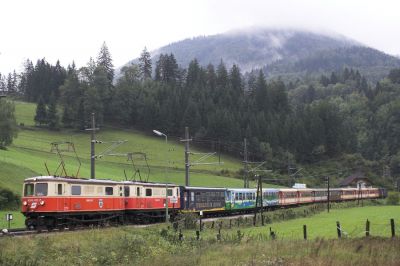 Der Wallfahrersonderzug hat den Bahnhof Laubenbachmühle erreicht.
Schlüsselwörter: Mariazellerbahn , MzB , 1099 , Papstbesuch , Laubenbachmühle