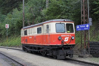 Die "Angstlok" 1099 010-9 alias "Dulcinea" wartete an diesem Tag in der Laube erfreulicherweise vergeblich auf ihren Einsatz.
Schlüsselwörter: Mariazellerbahn , MzB , 1099 , Papstbesuch , Laubenbachmühle