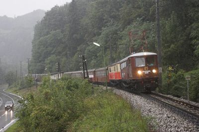 Der braune Zug bei strömendem Regen in der Haltestelle Boding.
Schlüsselwörter: Mariazellerbahn , MzB , 1099 , Papstbesuch , Boding , Ötscherbär