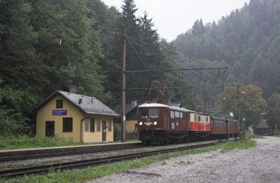 Der "Ötscherbär" bei der Duchfahrt durch den Bahnhof Schwarzenbach an der Pielach.

Schlüsselwörter: Mariazellerbahn , MzB , 1099 , Papstbesuch , Ötscherbär , Schwarzenbach