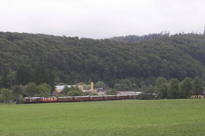 Bei Mainburg ist der braune Wallfahrerzug auf dem Heimweg nach St. Pölten zu sehen.
Schlüsselwörter: Mariazellerbahn , MzB , 1099 , Papstbesuch , Ötscherbär , Mainburg