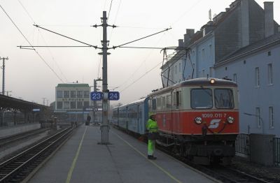 Im Morgengrauen steht 1099 011-7 mit der "Tohuwabunti"-Garnitur am Schmalspurbahnsteig von St. Pölten Hbf. mit dem "Ötscherland" zur Abfahrt bereit.
Schlüsselwörter: Mariazellerbahn , MzB , Talstrecke , St. Pölten , 1099