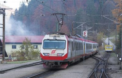 In Laubenbachmühle kreuzt der vom Berg kommende vierteilige "Turbo-4090" mit den Triebköpfen 001 und 002, beobachtet wurde auch die durchverbundene Dachleitung.
Schlüsselwörter: Mariazellerbahn , MzB , Talstrecke , Laubenbachmühle , 4090