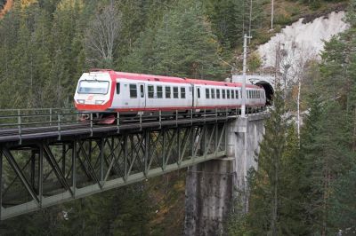 Auf der Raingrabenbrücke ist der dreiteilige 4090 nach Mariazell unterwegs, leider mit dem Steuerwagen voraus. Bemerkenswert in diesem Streckenabschnitt sind die zahlreichen Stahlträgerbrücken, die mangels geeignetem Gestein anstelle von Viadukten errichtet wurden.
Schlüsselwörter: Mariazellerbahn , MzB , Bergstrecke , Südrampe , Raingrabenbrücke , 1099