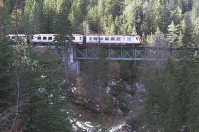 Der 4090 kehrt sogleich wieder mit dem Gösinger Pendelzug aus Mariazell zurück. Hier passiert er die recht versteckt im Wald gelegene Lassing-Kienbach-Brücke. Erkennbar sind auch die Reste der Schneefälle vom Oktober 2007, die für diese Jahreszeit schon recht intensiv gewesen sind.
Schlüsselwörter: Mariazellerbahn , MzB , Bergstrecke , Südrampe , 4090 ,