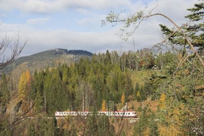 Wenig später hat sich der Gösinger Pendelzug schon wieder zurück auf den Weg nach Mariazell gemacht, hier zwischen Wienerbruck und dem Raingrabentunnel am Anfang der Zinkenstrecke. Diese Pendelfahrt ist auch ein Grund, warum ich bei meinen Touren auf der Bergstrecke eher die Südrampe bevorzuge, bei dem dünnen Fahrplan ergeben sich hier zwei Fotogelegenheiten mehr.
Schlüsselwörter: Mariazellerbahn , MzB , Bergstrecke , Südrampe , Wienerbruck , 4090