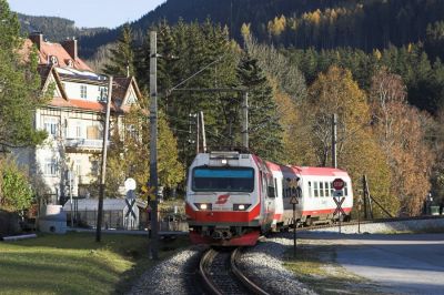 Am Hotel Burger vorbei fährt der 4090 in die Station Wienerbruck ein.
Schlüsselwörter: Mariazellerbahn , MzB , Bergstrecke , Südrampe , Wienerbruck , Burgerbogen , 4090