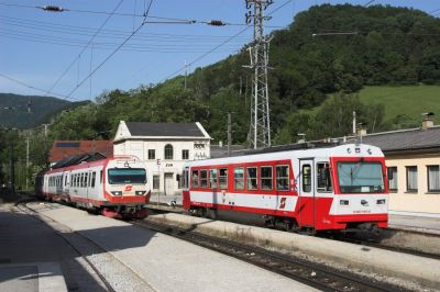 Kreuzung von Diesel- und Elektrotriebwagen in Kirchberg an der Pielach.
Schlüsselwörter: Mariazellerbahn , 4090 , 5090 , Kirchberg