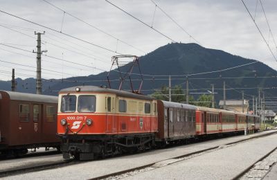 In der bunt zusammengestellten Garnitur ist hinter der Lokomotive ein frisch im klassischen Mariazellerbraun lackierter BD eingereiht.
Schlüsselwörter: Mariazellerbahn , 1099 , Mariazell