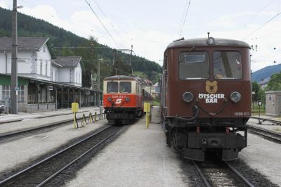 "Ötscherbär"-1099 trifft auf konventionell lackierte 1099.
Schlüsselwörter: Mariazellerbahn , 1099 , Mariazell , Ötscherbär