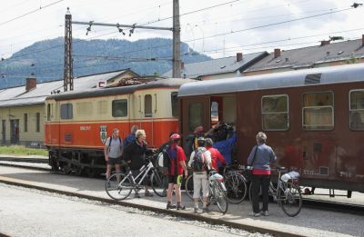 An den Wochenenden herrscht reger Andrang an Radfahrern auf der Maraizellerbahn.
Schlüsselwörter: Mariazellerbahn , 1099 , Mariazell