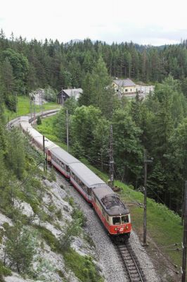 Ein Sechs-Wagen-Zug mit 1099 011-7 verläßt die Erlaufklause in Richtung St. Pölten.
Schlüsselwörter: Mariazellerbahn , 1099 , Erlaufklause