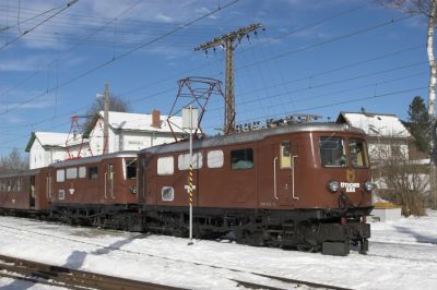 Zwei Ötscherbären, die keinen Winterschlaf kennen.
Schlüsselwörter: Mariazellerbahn , 1099 , Mariazell , Ötscherbär