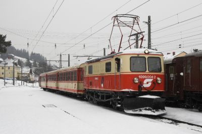 1099 004-2 mit sortenreiner "Jaffa"-Garnitur, zur Abfahrt bereit in Mariazell.
Schlüsselwörter: Mariazellerbahn , Mariazell , 1099