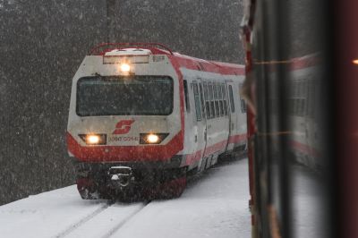 Auch der dreiteilige 4090 traut sich bei diesem Schneegestöber noch über den Berg.
Schlüsselwörter: Mariazellerbahn , Gösing , 4090