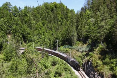 Mh.6 mit Panoramic 760 beim Klausgrabenviadukt
Mh.6 mit Panoramic 760 beim Klausgrabenviadukt, die erste Ausfahrt in diesem Jahr bei schönstem Sonnenschein. So macht es auch Spaß in alpiner Lage auf das Obkjekt der Begierde zu warten.
Schlüsselwörter: Mariazellerbahn , Mh.6 , Panoramic , Klausgrabenviadukt