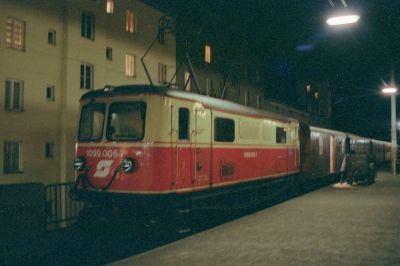 Mit Post in St. Pölten
Vom fotografischen Standpunkt ist dieser Versuch einer (freihändigen!) Nachtaufnahme am Bahnsteig in St. Pölten gewiss keine Meisterleistung. Dennoch ist aus dokumentarischer Sicht zweierlei bemerkenswert: Die 1099 006-7, die zu einem späteren Zeitpunkt wieder ein Flügelrad erhielt und inzwischen abgestellt ist, sowie der hinter der Lok eingereihte Postwagen. Auch die Postbeförderung ist auf der MzB bereits Geschichte.
Schlüsselwörter: Mariazellerbahn , mzb , St. Pölten , 1099 , 1099 006 , Post