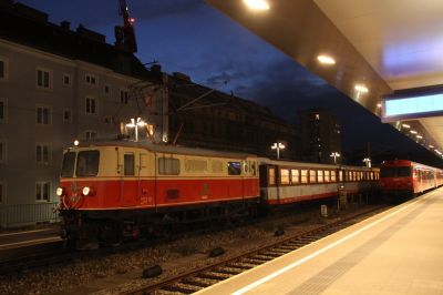 Ankunft eines gut gefüllten 6808 mit 1099.02 in St. Pölten.
Schlüsselwörter: St. Pölten 1099