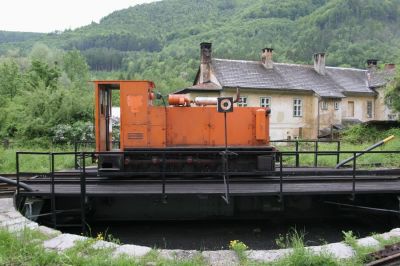 V1 auf der Drehscheibe
Ex-Heeresfeldbahn-Diesellok V1 auf der Drehscheibe in Kienberg-Gaming
Schlüsselwörter: Ybbstalbahn Bergstrecke , Kienberg-Gaming , V1 , Heizhausfest