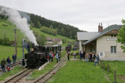 Reges Interesse
...des Publikums an der Dampflokomotive. Während des Wasserfassens nutzen die Fahrgäste die Gelegenheit, sich ein wenig die Beine zu vertreten und die Lok in Augenschein zu nehmen.
Schlüsselwörter: Ybbstalbahn Bergstrecke , Pfaffenschlag , Uv , Heizhausfest