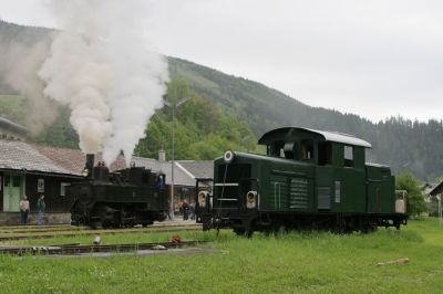 Begegnung
In Lunz am See begegnet Uv.1 der ehemaligen 2091.01. Der grüne Neulack täuscht nicht darüber hinweg, dass die Denkmallok, die jahrelang als Ersatzteilspender herangezogen wurde, nur noch eine leere Hülle ist.
Schlüsselwörter: Ybbstalbahn Bergstrecke , Lunz , Uv , 2091 , Heizhausfest