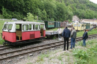 Draisine mit Anhänger
Damit aus der Draisine auch ein richtiger Fotozug wird, muß noch ein Wagen angehängt werden.
Schlüsselwörter: Ybbstalbahn Bergstrecke , Kienberg-Gaming , Draisine , Heizhausfest