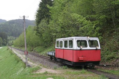 Betriebshalt
Die Fotofahrt mit der Draisine führte bis kurz über Pfaffenschlag hinaus, wo die Gelegenheit genutzt wurde, einen Ast zu entfernen, der schon weit ins Lichtraumprofil hinein ragte.
Schlüsselwörter: Ybbstalbahn Bergstrecke , Draisine , Heizhausfest