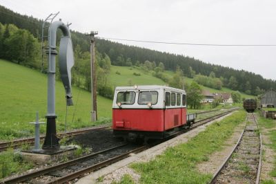 Draisine in Pfaffenschlag
Die Draisine mußte entgegen anders lautender Gerüchte am Wasserkran von Pfaffenschlag kein Kühlwasser nachtanken...
Schlüsselwörter: Ybbstalbahn Bergstrecke , Pfaffenschlag , Draisine , Heizhausfest